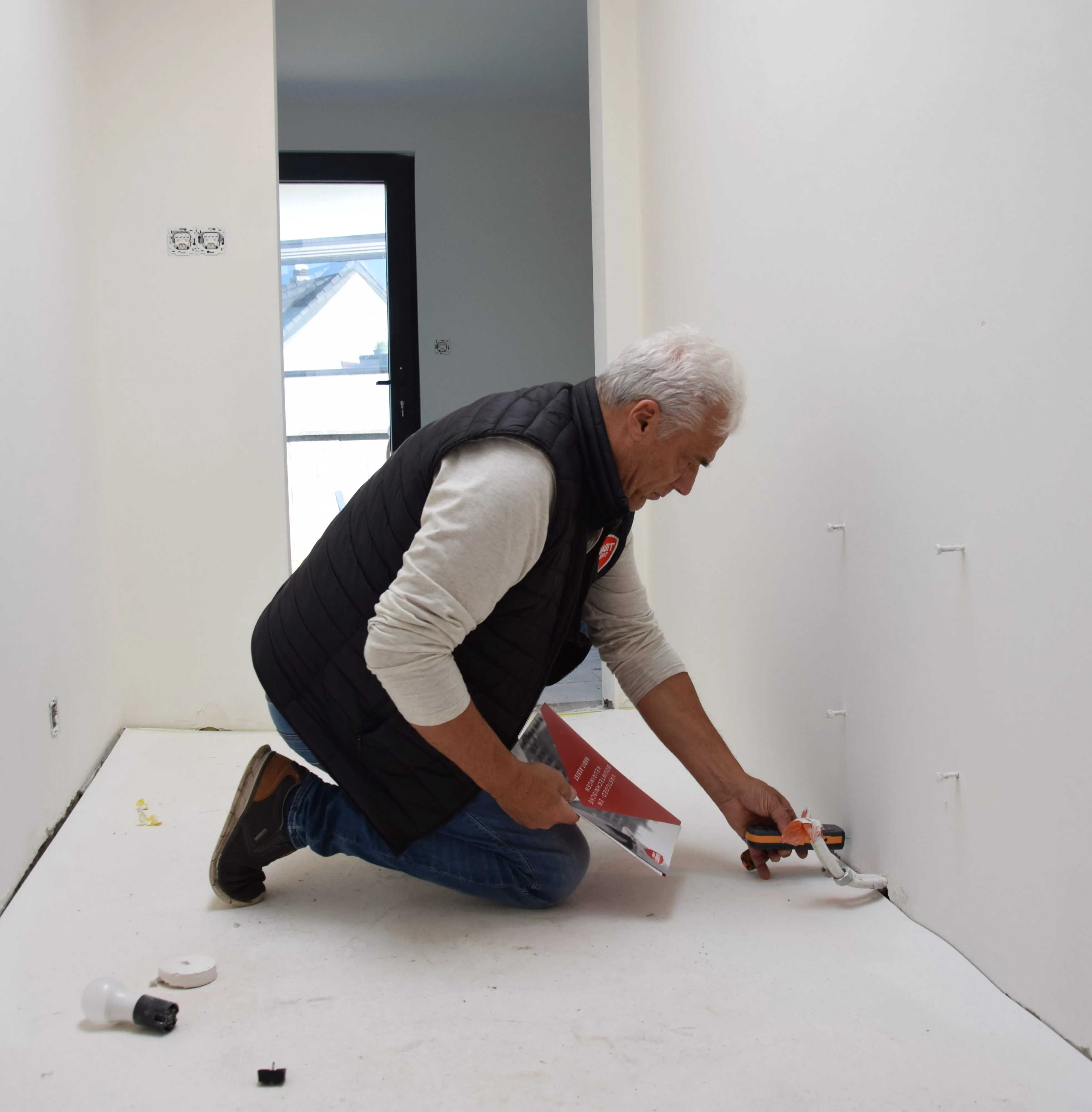 Daniel Heylen, bouwexpert bij Habit-Assist, neemt metingen in een woning voor het keuringsrapport